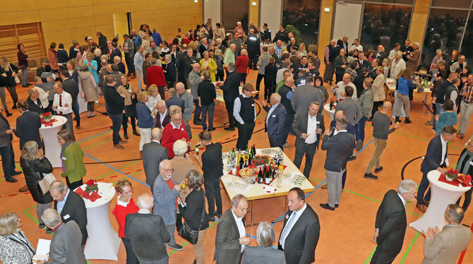 Beim Neujahrsempfang von Stadt und Kirchen in Münsingen bot sich die Gelegenheit für Gespräche.