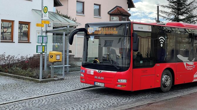Dieser Bus der Linie 827 nach Tübingen wartet auf die Abfahrt an der Endhaltestelle Häslach Rathaus.