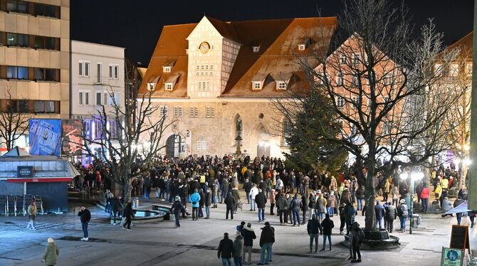 Rund 800 Menschen in der Spitze haben sich am Montagabend zu einer unangemeldeten Kundgebung auf dem Reutlinger Marktplatz versa