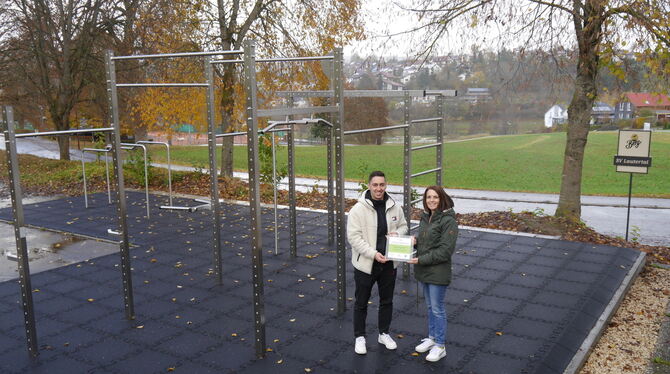 Fabian Schmid und Daniela Wiechert vom SV Lautertal mit der Regionalbudget-Plakette auf der Outdoor-Trainingsanlage in Gomadinge