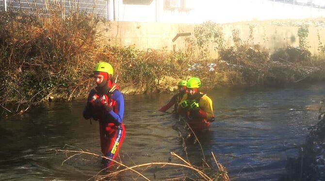 Taucher der DLRG suchen in der Reutlinger Echaz nach dem vermissten älteren Mann.