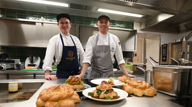 So appetitlich sieht das aus, wenn Koch Leon Sommer (links) und sein Bruder und Küchenmeister  Carl Sommer mit Mutscheln kulinar