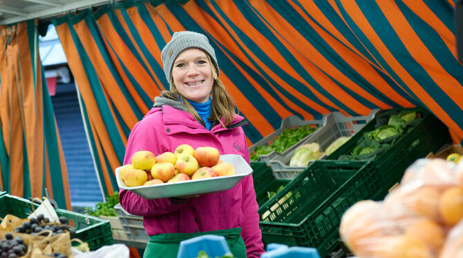 Alexandra Lang präsentiert die Apfelsorte Topaz. Neben diesen Früchten bietet ihr Stand eine große Auswahl an Äpfeln.  FOTO: SCH
