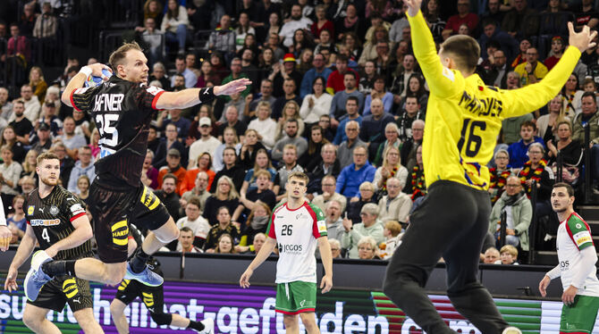 Rückraumspieler Kai Häfner (links) ist einer von noch vier Spielern, mit denen das deutsche Team 2016 bei der EM den letzten Tit