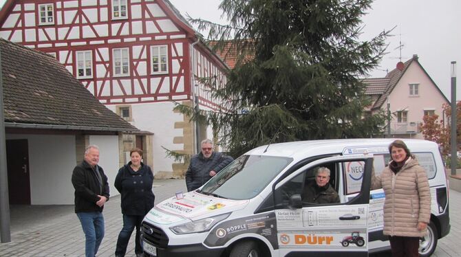 Rainer Hampel (links, Fahrer), Sonja Pfeiffer (Gemeindeverwaltung, betreut das Bürgerauto), Hans Storz (Fahrer), Helmut Strittma