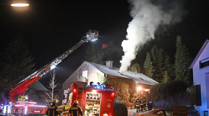 In der Nacht zum Donnerstag verhinderte die Mössinger Feuerwehr einen Dachstuhlbrand. FOTO: JÜRGEN MEYER