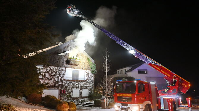 Über die Drehleiter kontrollierte die Feuerwehr die Brandstelle im Dachgeschoss eines Einfamilienwohnhauses. FOTO: JÜRGEN MEYER