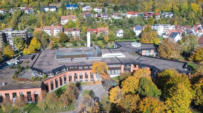 Die Stadt Bad Urach will in der leer stehenden   Ermstalklinik einen zweigruppigen  Kindergarten unterbringen. LUFTBILD: KREISKL