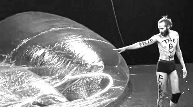 Jakob Jautz mit dem Ballonobjekt von Frank Fierke in »Artificial Normal«.