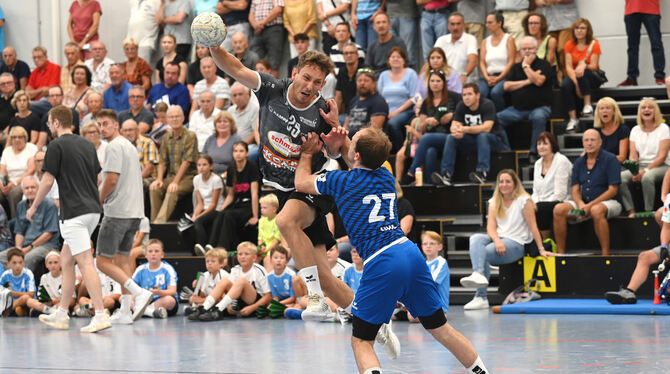 Verlässt am Saisonende nach fünf Jahren den Handball-Drittligisten VfL Pfullingen:  Spielmacher Lukas Fischer (links).