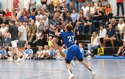 Verlässt am Saisonende nach fünf Jahren den Handball-Drittligisten VfL Pfullingen:  Spielmacher Lukas Fischer (links).