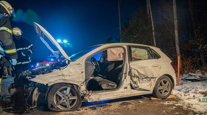 Totalschaden: Eines der beiden am ersten Unfall beteiligten Autos.