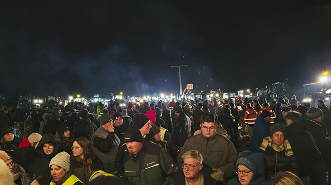 Hunderte Landwirte und Verbraucher kommen am Donnerstagabend im Rahmen der Bauernprotest-Aktionswoche zum Mahnfeuer bei Steingeb