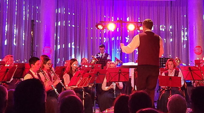 Die Stadtkapelle rockt die Gymgam-Aula.  FOTO: VEREIN