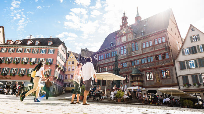 Jede Stadt hat etwas Besonderes zu bieten: Hier der Tübinger Marktplatz mit dem Rathaus.  FOTO: MARQUARDT
