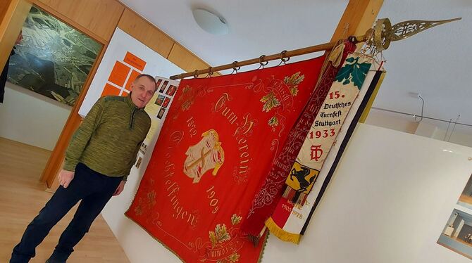 Heimatmuseum Trochtelfingen Heimat- und Geschichtsverein Ausstellung TSV Trochtelfingen Geschichte Sport Historisches Stück: Bernd Schmid, Vorsitzender des TSV Trochtelfingen, vor der Fahne des Vereins von 1909. In der neuen Ausstell