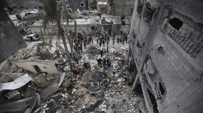 Palästinenser betrachten die Zerstörung nach einem israelischen Angriff in Chan Junis im Gaza-Streifen.