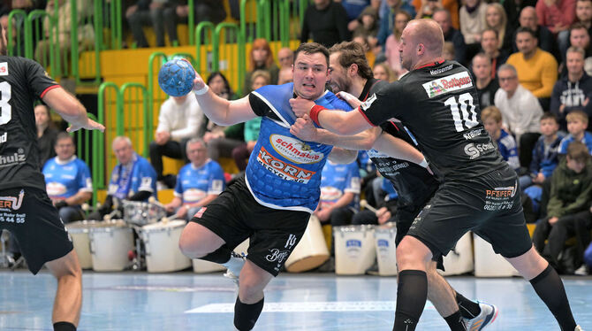 Leistungsträger Niklas Roth (mit Ball)  bleibt den Pfullinger Drittliga-Handballern treu.