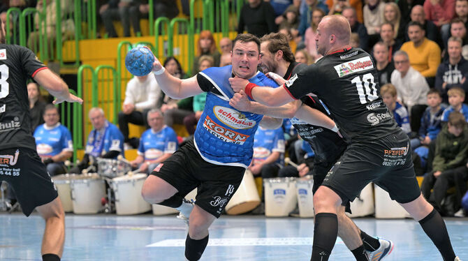 3. Liga, DHB, Handball, Maenner, Saison 2023/24 Leistungsträger Niklas Roth (mit Ball) bleibt den Pfullinger Drittliga-Handballern treu.