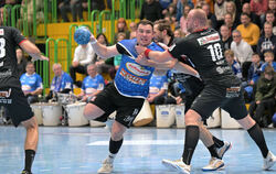  Leistungsträger Niklas Roth (mit Ball)  bleibt den Pfullinger Drittliga-Handballern treu. 