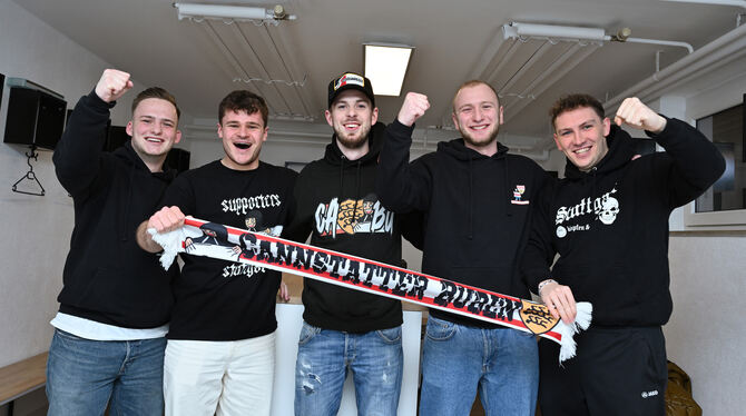 Fünf von insgesamt 25 Cannstatter Buben, einem erst im März gegründeten VfB-Fanclub aus Degerschlacht. Von links: Lukas Seybold,