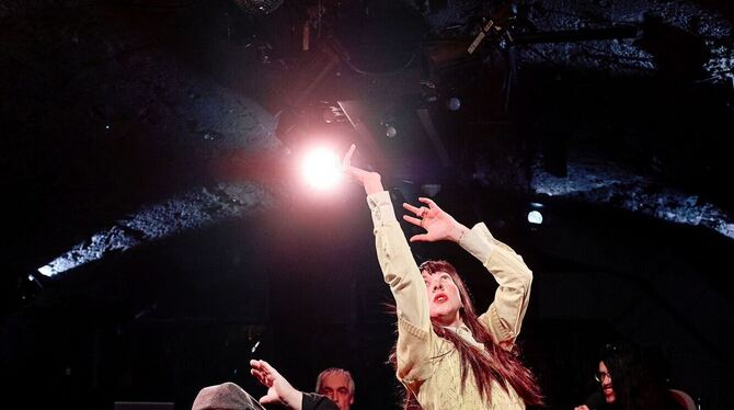 Die Sphäre des Alkohols weckt Bewegungsgeister: Bahattin Güngör (links)  und Justine Rockstroh tanzen im Spitalhofkeller.