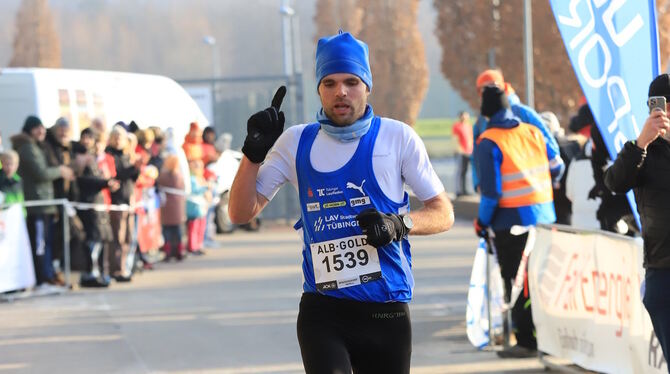 Lorenz Baum jubelt beim Überqueren der Ziellinie.