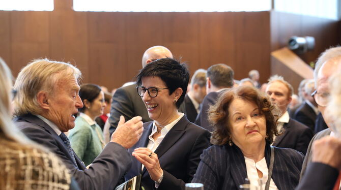Unterhaltsame Gespräche gehört auch dazu:  Helmut Haussmann (links) und Carmen Haberstroh.