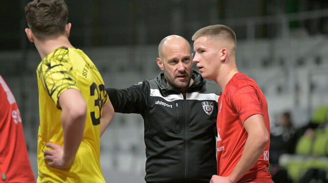 Bei seiner Premiere an der Seitenlinie gibt SSV-Trainer Rasmus Joost Florian Krajinovic Anweisungen.