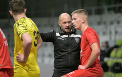 Bei seiner Premiere an der Seitenlinie gibt SSV-Trainer Rasmus Joost Florian Krajinovic Anweisungen. 
