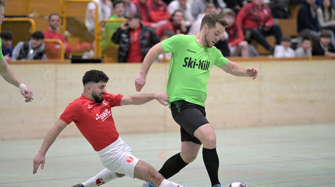 Florian Weiß vom SV Nehren (rechts) trifft im Finale gegen die TSG Tübingen II zum 1:0.