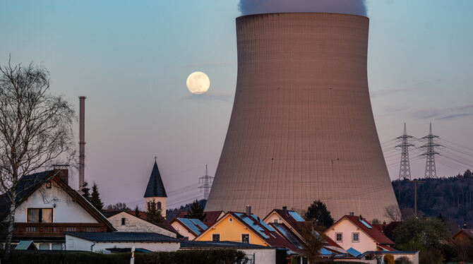 Ein Bild aus dem April 2023, als das Kernkraftwerk Isar 2 noch im Streckbetrieb war. Inzwischen sind alle Atomkraftwerke in Deut