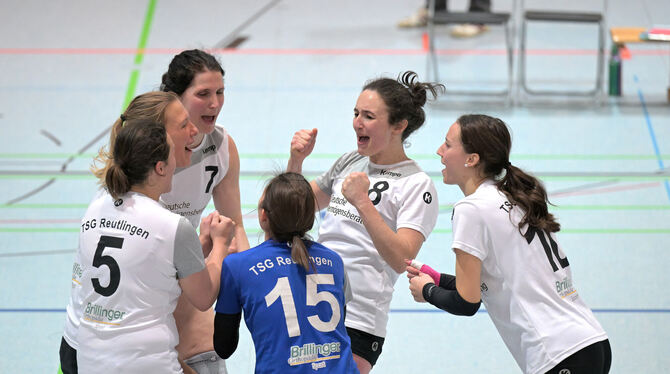 Frauen, OL, Oberliga, Saison 2023/24, VLW, Volleyball Riesenjubel bei der TSG Reutlingen. Von links: Lea Reinhardt, Anne Weber (leicht verdeckt), Maria Münch, Sara Zöllner, Birgi
