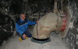 Ulrich Schlienz bringt mit viel Aufwand die 100 Jahre alte Turbine in der Echaz  wieder zum Laufen.