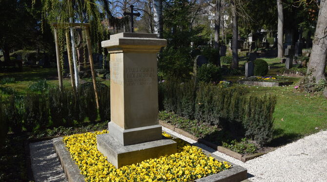 Hölderlin Einzelgräber wie das von Friedrich Hölderlin und Bäume prägen den Charakter:  Reine Urnenwände sind nicht geplant. Hie