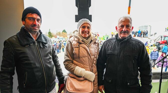 Hubert Berger (von links), Katja Gröbe und Kreisbauer Gebhard Aierstock beim Bauernprotest in Reutlingen.