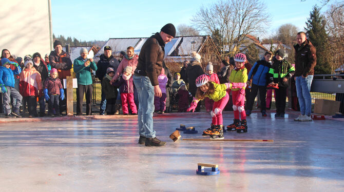 Eisstockschießen à la Feuerwehr Kohlstetten: Kinder und Erwachsene hatten viel Spaß auf und neben der Eisbahn.  FOTO: LEIPPERT