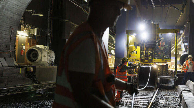 Bauarbeiter verlegen im S-Bahn-Tunnel ein Kabel für die Digitalisierung.  FOTO: LG/RETTIG
