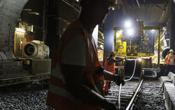  Bauarbeiter verlegen im S-Bahn-Tunnel ein Kabel für die Digitalisierung.  FOTO: LG/RETTIG