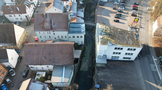 Weg frei für den Hochwasserschutz: Die Stadt hat sich mit dem Eigentümer des Gewerbegebäudes (rechts im Bild) geeinigt, es kann