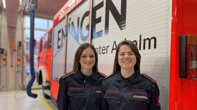 Die beiden Feuerwehrfrauen Nadine und Annika Hummel (von links) leiten die Eninger Kinderfeuerwehr .