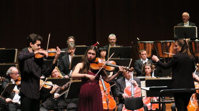wpr neujahrskonzert waarts wernig matiakh foto akr Konzentriert bei der Arbeit: Die Solisten Stephen Waarts an der Violine, Emma Wernig an der Bratsche und Chefdirigentin Ariane M