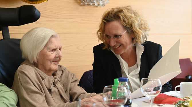 Erna Bober freut sich über den Besuch von Baubürgermeisterin Angela Weiskopf zu ihrem 100. Geburtstag.
