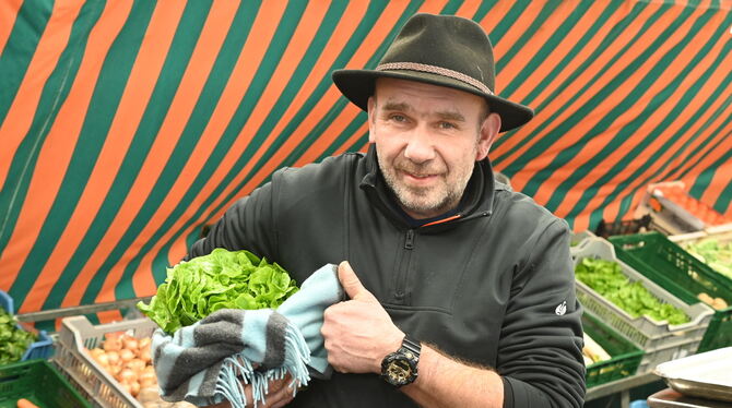Fürs Foto lässt sich Marktbeschicker Frank Kuhn auf ein Späßle ein:  auf Kopfsalat mit kuscheligem Schal.