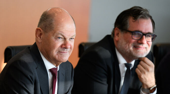 Bundeskanzler Olaf Scholz (SPD) und Wolfgang Schmidt (SPD), Chef des Bundeskanzleramts.  FOTO: VON JUTRCZENKA/DPA