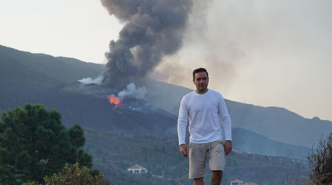 Marco Kaschuba steht vor einem  Vulkan. FOTO: PRIVAT