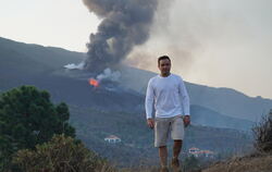 Marco Kaschuba steht vor einem  Vulkan. FOTO: PRIVAT