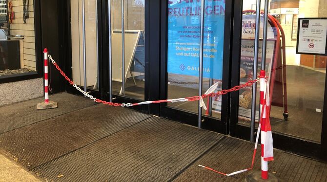 16.01.2024 - Eine Absperrkette verkündet: In das Reutlinger Warenhaus Galeria Kaufhof kommt niemand mehr rein.