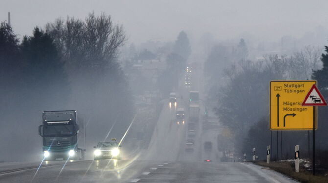 Am Mittwochmorgen waren die Straßen in der Region - hier die B27 - glatt.