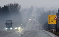 Am Mittwochmorgen waren die Straßen in der Region - hier die B27 - glatt.